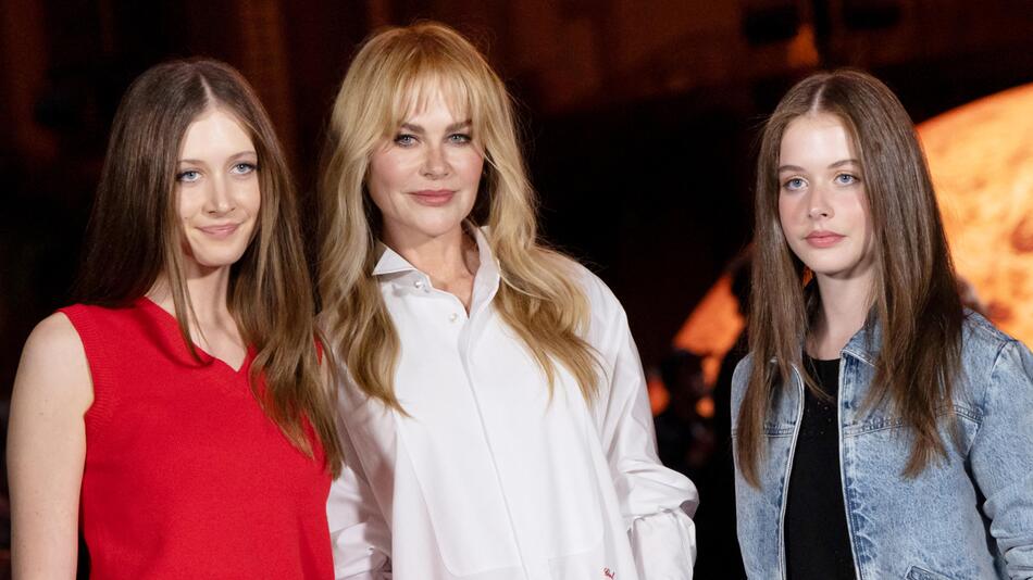 Nicole Kidman mit ihren Töchtern Sunday Rose (l.) und Faith Margaret (r.) auf der Paris Fashion ...