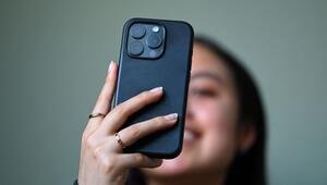 Junge Frau mit Smartphone