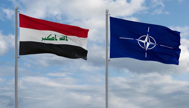 Flaggen Irak und Nato