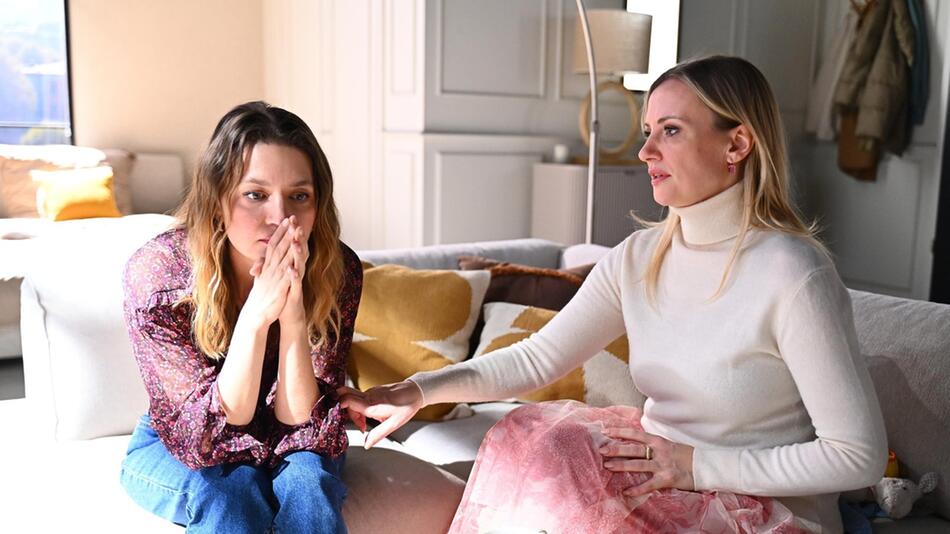 "Alles was zählt": Nathalie (l.) erzählt Isabelle (r.), dass sie Kilians Hilfe ablehnt.