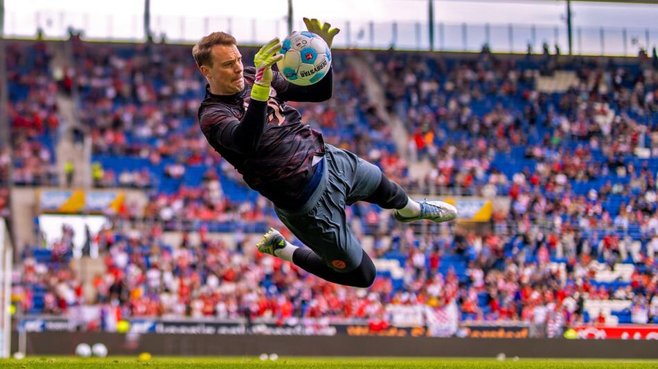 Der FC Bayern rund um Kapitän Manuel Neuer eröffnet am 22. August die neue Saison der Bundesliga ...