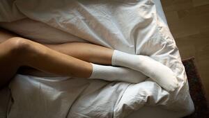 Die Beine einer Frau im Bett