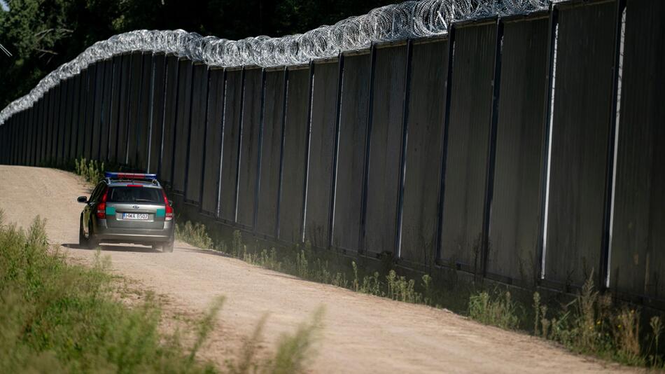 Polens Grenzschutz an Grenzzaun zu Belarus