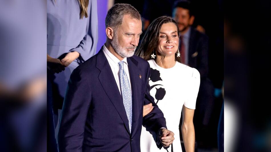 König Felipe und Königin Letizia Arm in Arm bei einem Kongress in Lloret de Mar.