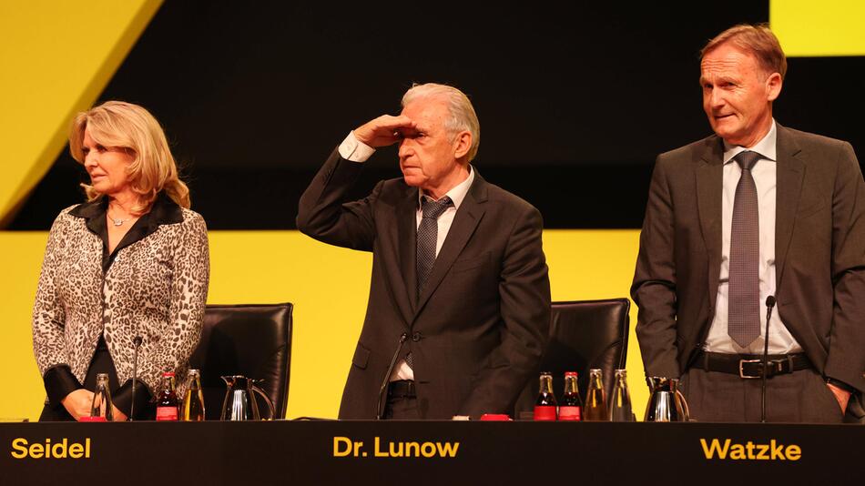 Dr. Reinhold Lunow (M) und Hans Joachim-Watzke (R) 2023 bei der BVB-Mitgliederversammlung.