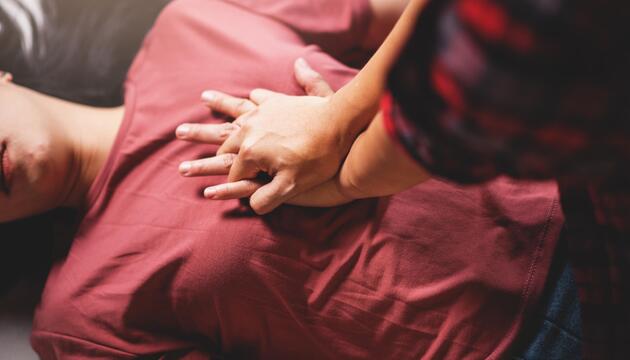 Bewusstlose Frau wird reanimiert (Symboldbild)