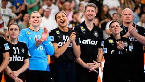 Trainer Gaugisch und seine Spielerinnen freuen sich.