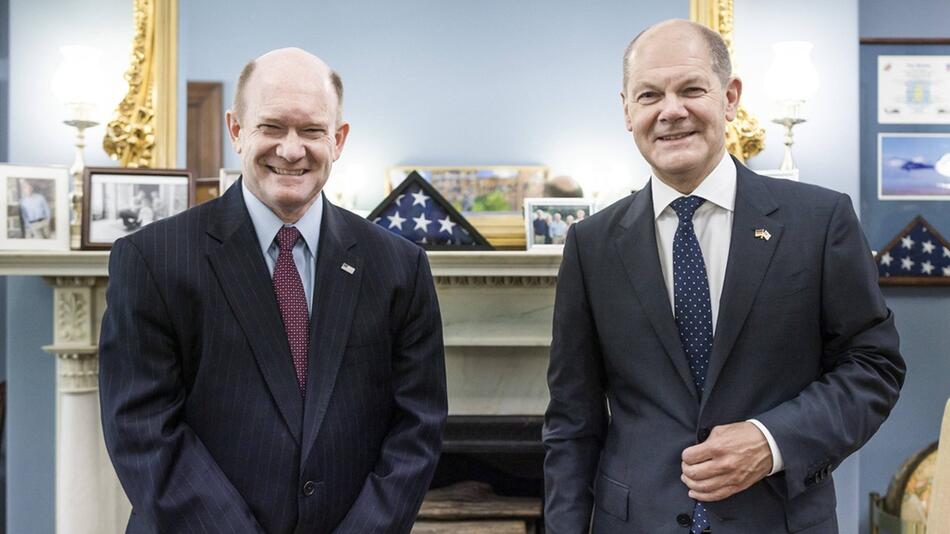 Chris Coons (l.) und Olaf Scholz trafen bereits im Jahr 2021 aufeinander.