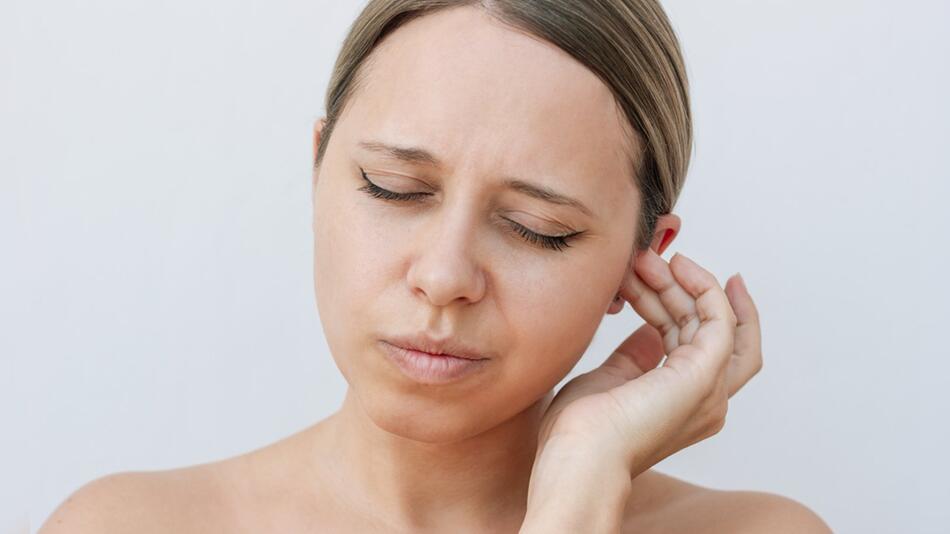 Ohrenschmerzen nach dem Baden? Dahinter könnte Schwimmbad-Otitis stecken.