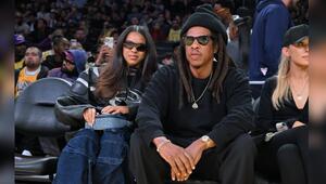 Blue Ivy Carter und Papa Jay-Z bei einem Basketballspiel.