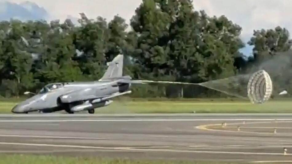 Kampfjet landet auf der Nase – kritische Sekunden bei Militärübung in Malaysia