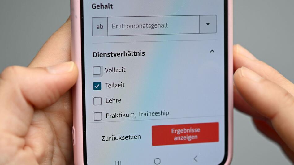 Symbolbild, Fragebogen auf einem Smartphone