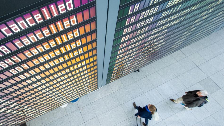 Eine Anzeige am Flughafen, die gestrichene Fluege zeigt
