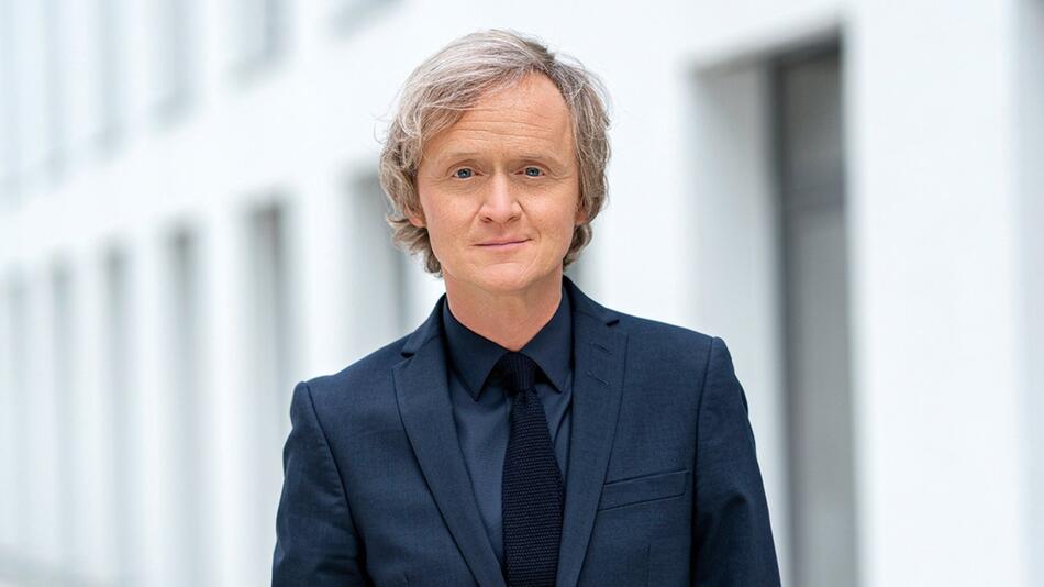 Pierre M. Krause ist in "Tatort: Überlebe wenigstens bis morgen" in seiner Paraderolle als ...