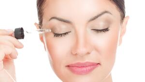 Einige Hausmittel können die Wimpern langfristig stärken.