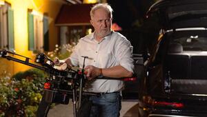 "Steirerwahn": Apfelbrenner Reinhard Posch (Harald Krassnitzer) mit der Tatwaffe?