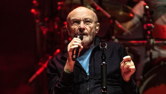 Phil Collins 2021 auf einer Bühne in London.