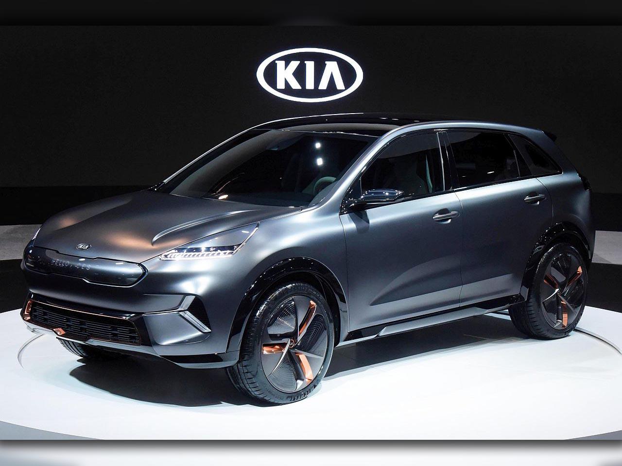 PARIS - 3. OKT 2018: Kia Niro EV Elektro-Crossover-SUV-Auto Auf