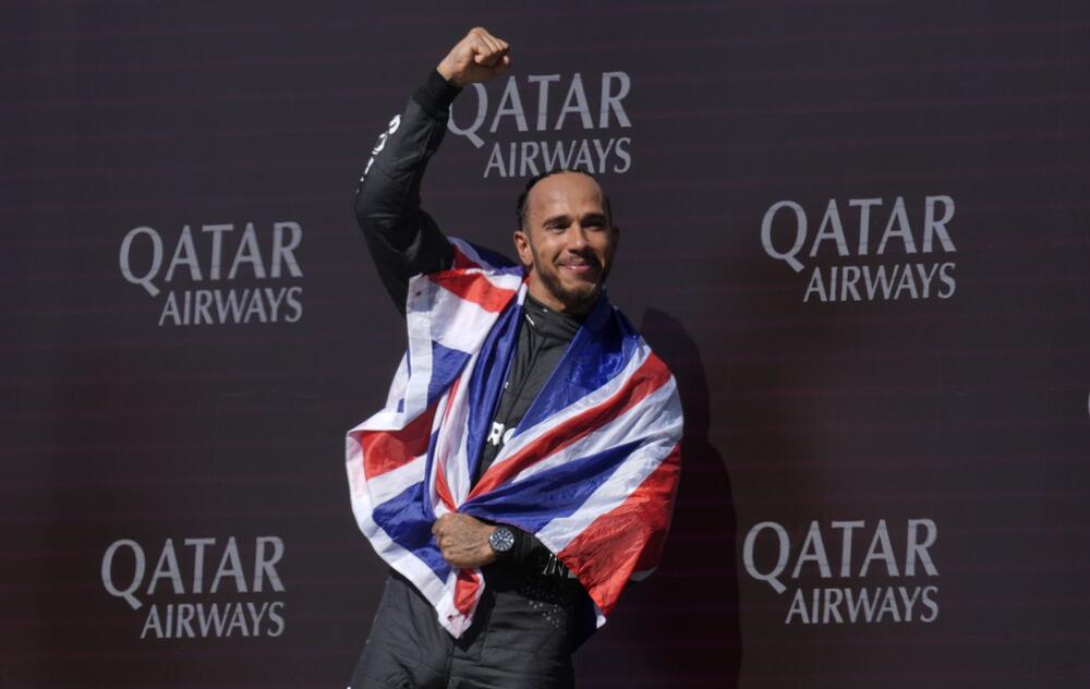 Lewis Hamilton feiert seinen Sieg beim Heim-Rennen 2024 in Silverstone