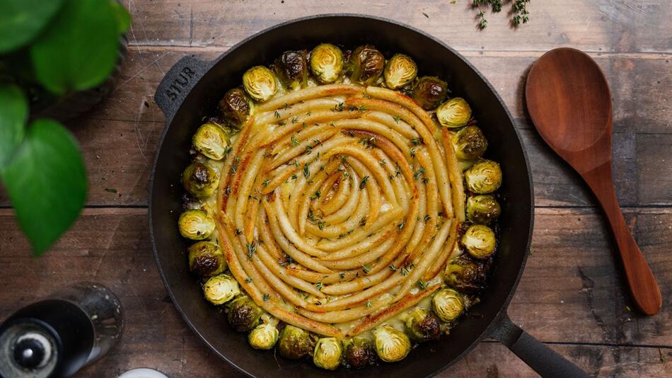 Eine Schupfnudelpfanne auf einem Holztisch