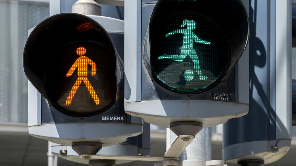Euro 2025 - Ampel mit Fussballspielerin