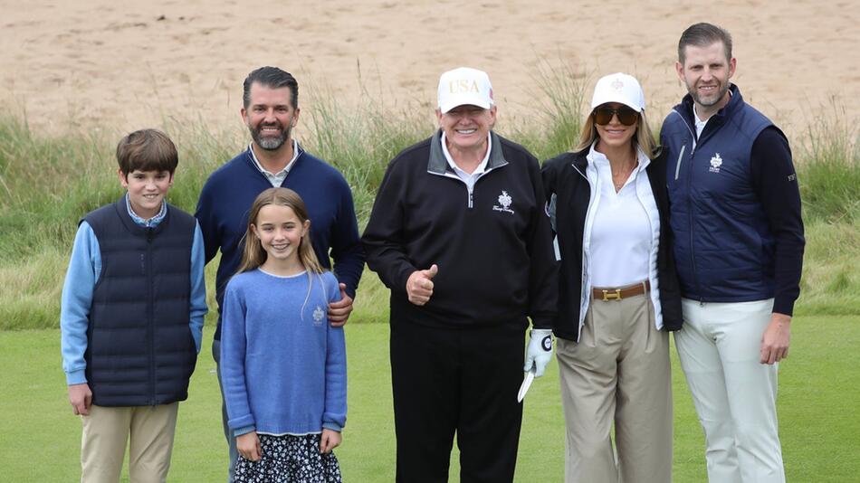 Donald Trump auf dem Golfplatz in Aberdeen umgeben von seiner Familie. V.l.: Spencer und Chloe ...