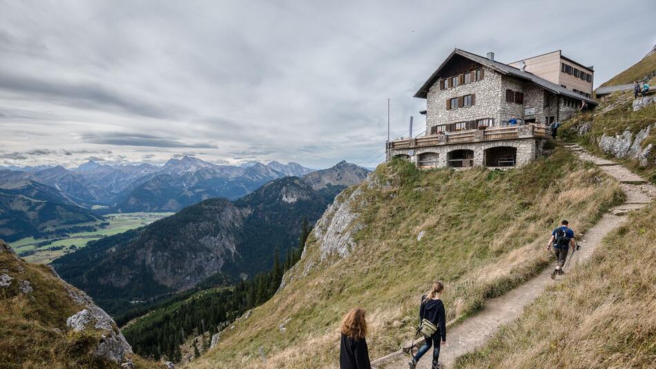 Wanderer gehen zur Bad Kissinger Hütte des DAV