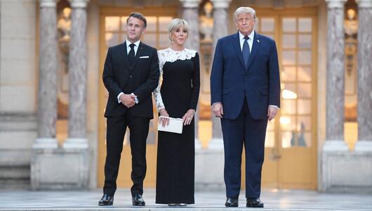 Emmanuel und Brigitte Macron empfingen Donald Trump vor dem Schloss.