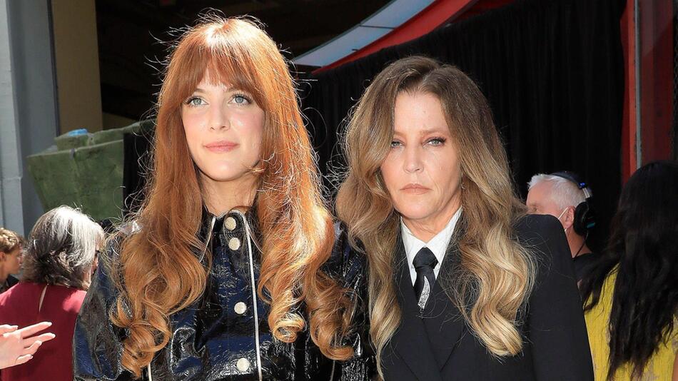 Riley Keough (l.) half dabei, die Memoiren ihrer Mutter Lisa Marie Presley fertigzustellen.