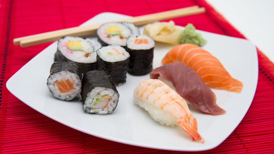 Verschiedene Sushisorten auf einem Teller