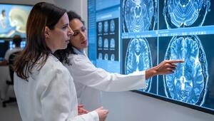 Ärztinnen analysieren Hirnscans