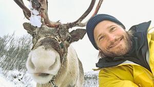 Selfie mit Rentier: Sebastian Ströbel macht bei "Terra X"-Doku Bekanntschaft mit mehreren Tieren.