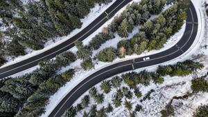 Landstraße schängelt sich in einer Serpentine durchs Erzgebirge