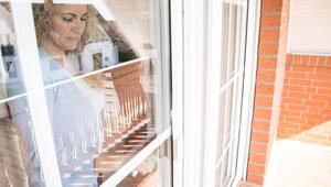 Eine Frau steht am Fenster