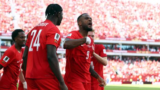 Cyle Larin feiert seinen Treffer zum Ausgleich.