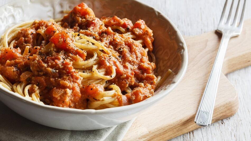 Spaghetti Bolognese ist wohl eines der beliebtesten Gerichte der schnellen Küche. Wer die Nudeln ...