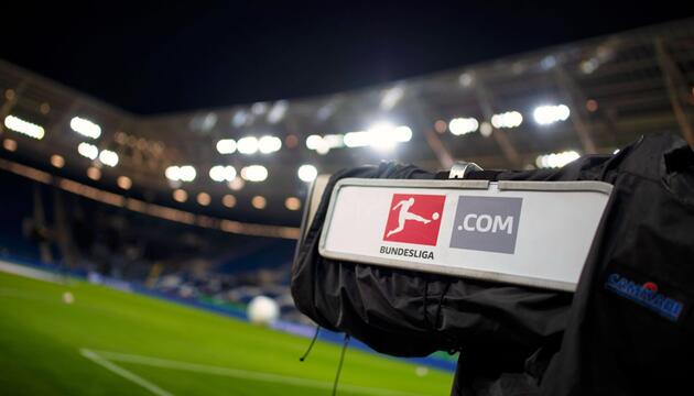 Wer alle Bundesliga-Spiele live sehen möchte, braucht Abos von zwei Anbietern.