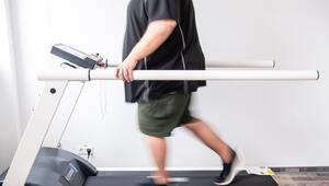 Ein Mann trainiert auf dem Laufband.