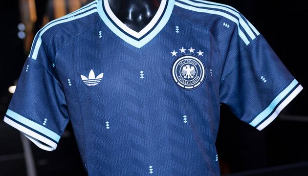 So sieht das neue Auswärtstrikot der deutschen Fußball-Nationalmannschaft aus.