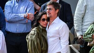 Brad Pitt und Ines de Ramon auf der Tribüne in Roland-Garros. 
