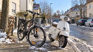 Ein Motoroller und ein Fahrrad im Winter