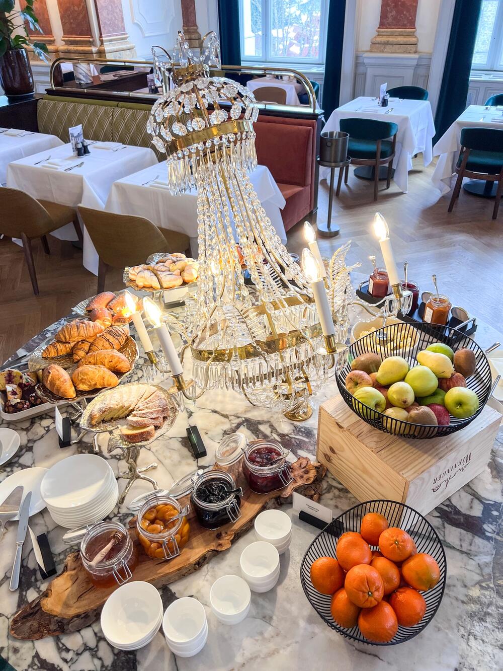 Der herabgestürzte Kronleuchte im "Grand Hotel Straubinger"