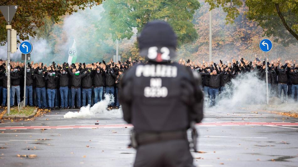 Fußball-Fans und Polizei