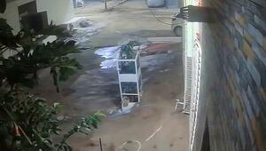 Straße platzt auf: Massiver Rohrbruch flutet Wohnviertel