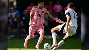 Treffen auch in der US-amerikanischen Profiliga MLS noch aufeinander: Lionel Messi (l.) und ...