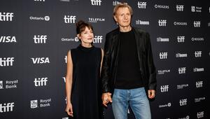 Liam Neeson mit Stella Stocker Hand in Hand in Toronto.