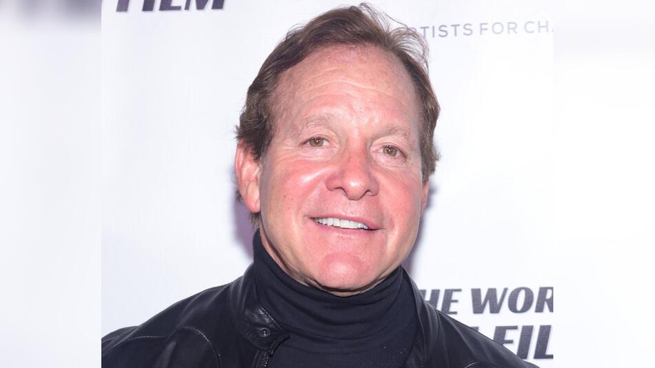 Steve Guttenberg hilft in seiner Community in Pacific Palisades aus.