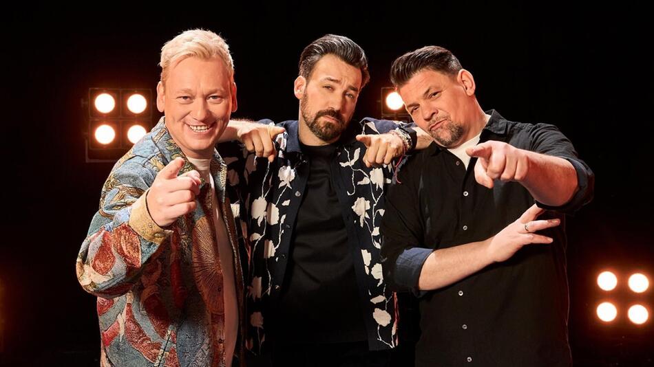 Jan Köppen (Mitte) ist der neue bei "Drei gegen Einen - Die Show der Champions".