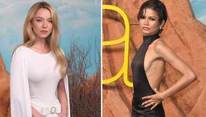Sydney Sweeney (l.) kam in Weiß, Zendaya in Schwarz.