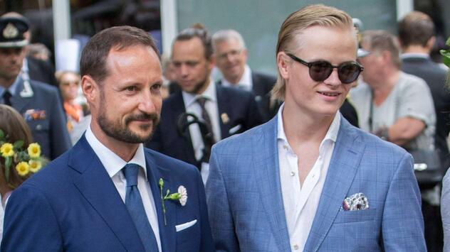 Der damalige Kronprinz Haakon (li.) und Marius Borg Høiby bei einem Event im Juni 2016.